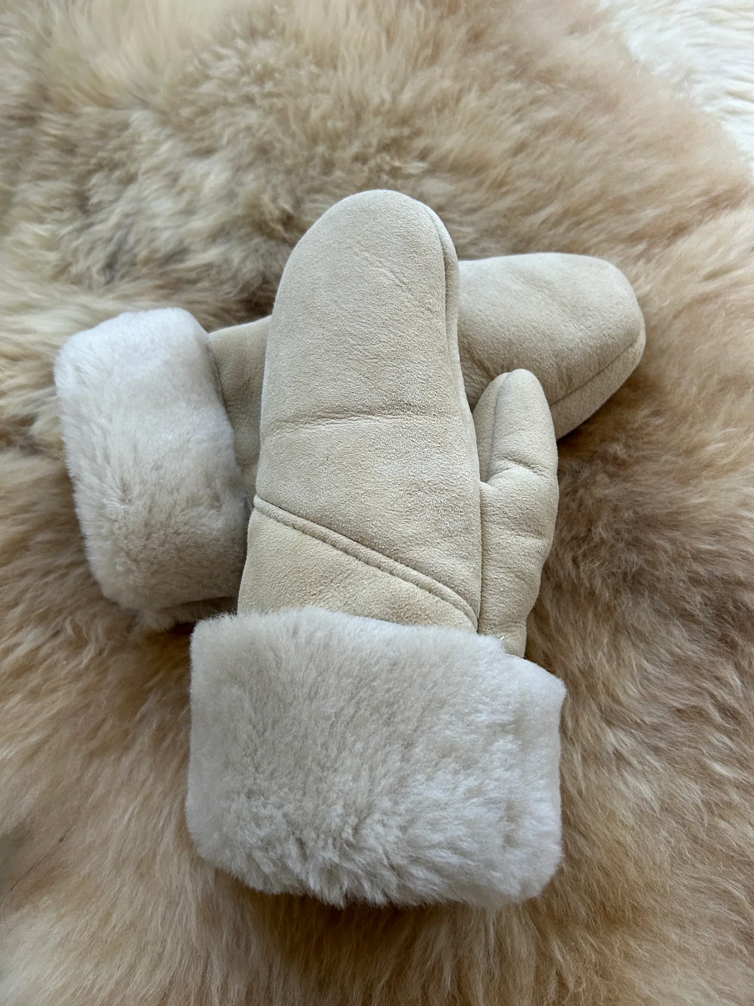 The Haven Sheepskin Mitten in Cream - Image 6