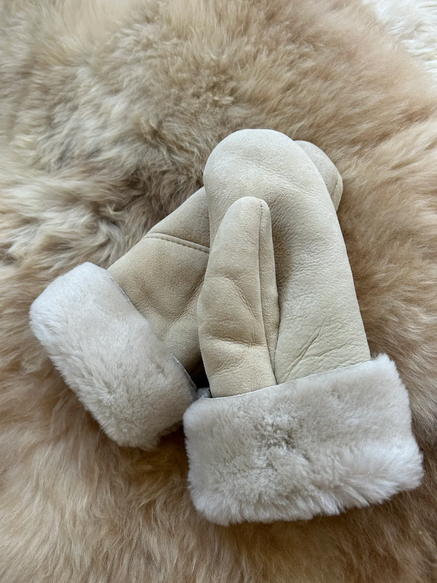 The Haven Sheepskin Mitten in Cream - Image 7